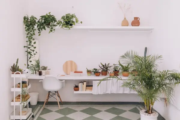 Escritório Verde em Casa: Transforme-o com Ideias Criativas para Integrar Plantas ao Ambiente